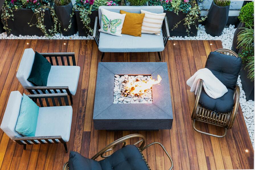 Moderne quadratische Feuerstelle auf Holzterrasse